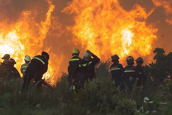 Los bomberos luchan contra el fuego en Villa Berna