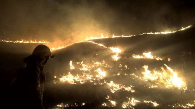 2 kilómetros de frente tiene el incendio de Villa Ciudad de América