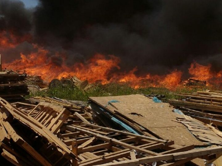 Gran incendio en una maderera