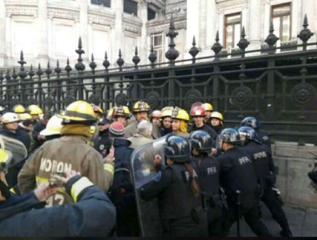 Los bomberos de todo el país protestaron contra medidas del Gobierno Nacional
