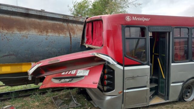28 heridos en un accidente entre un colectivo y un tren
