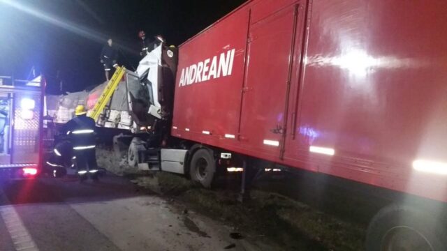 Chocaron dos camiones en la Autopista Córdoba Rosario
