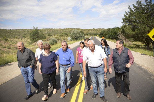 Nuevo tramo pavimentado del camino a Los Tuneles