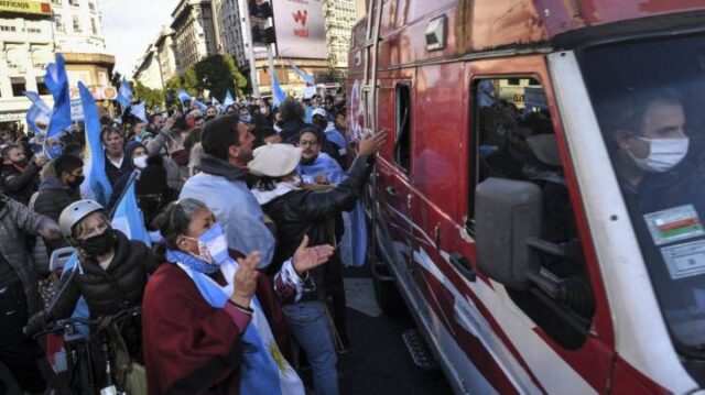 Ataque de manifestantes en la movilización opositora den Obelisco