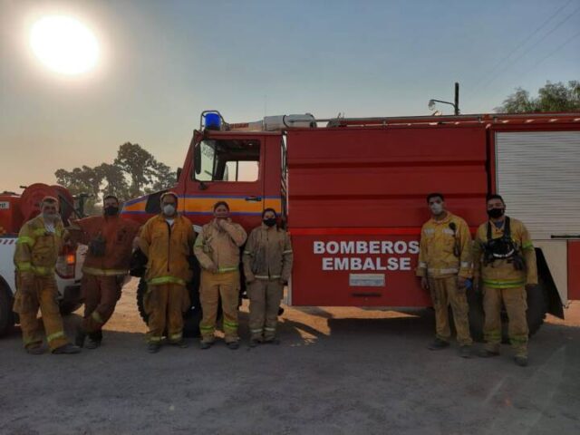 Tres dotaciones de Embalse combaten en el incendio cordobes más importante de los últimos años-La Ola Digital