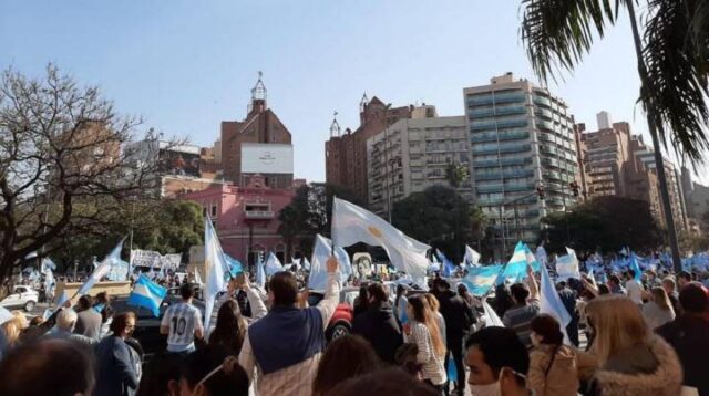 Banderazo en contra de la cuarentena