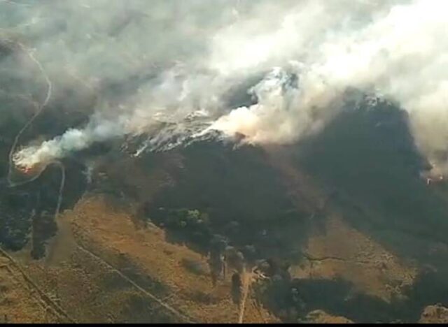 Permanece activo el incendio de Villa Albertina