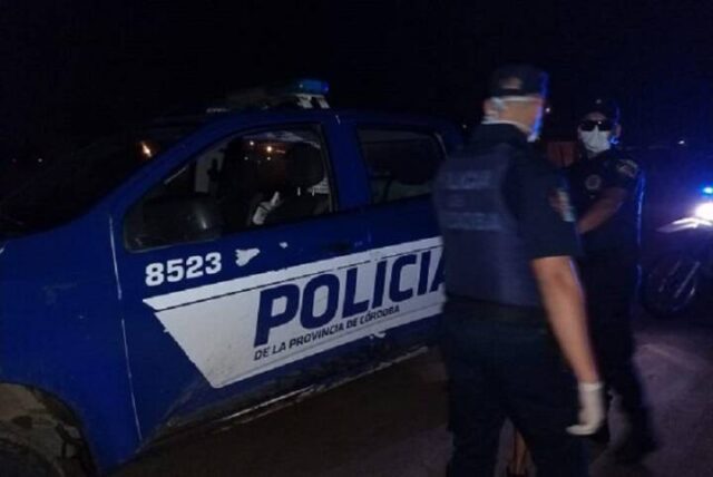 Embalse: la policía interrumpió una fiesta donde participaban familiares y amigos-La Ola Digital