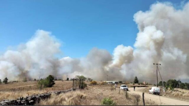 Unas tres dotaciones de bomberos trabajan en un incendio en Calamuchita-La Ola Digital