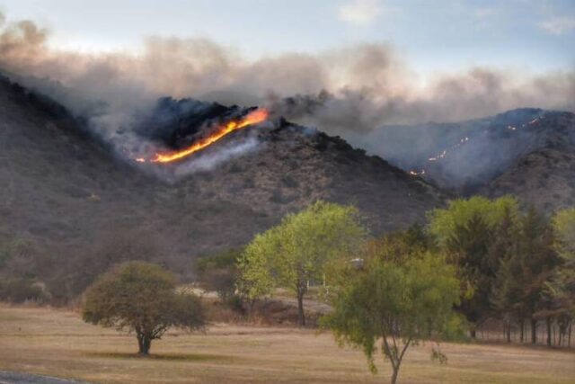 Bomberos de Córdoba trabajan arduamente en dos grandes incendios-La Ola Digital