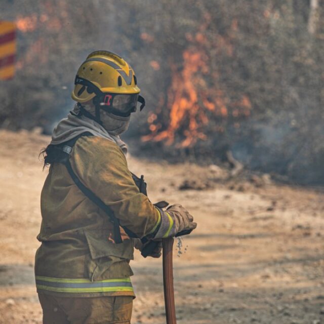 La tarea de bomberos no cesa en distintos sitios de la provincia