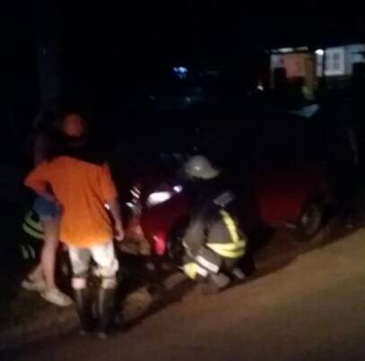 Un conductor embistió una columna de alumbrado público en Embalse-La Ola Digital