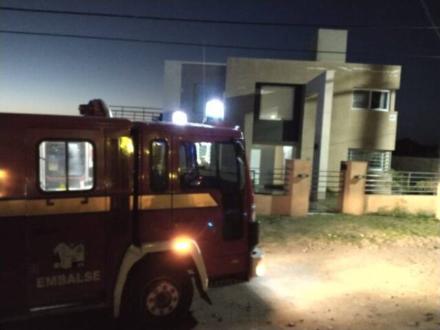 Principio de incendio en una vivienda de Embalse-La Ola Digital