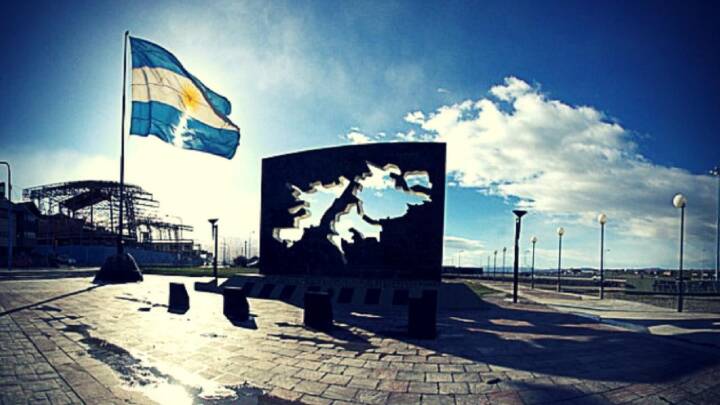 El Presidente encabezó hoy el acto por el bicentenario del primer izamiento de la bandera argentina en las Islas Malvinas