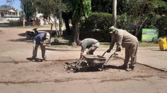 Obras de bacheo en Villa del Dique