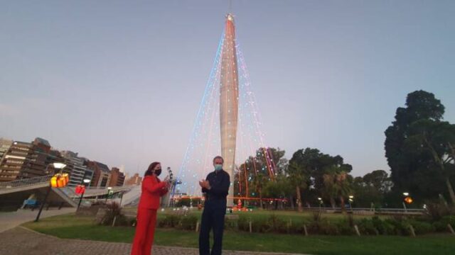 Se encendió el tradicional árbol de navidad en el faro del Bicentenario