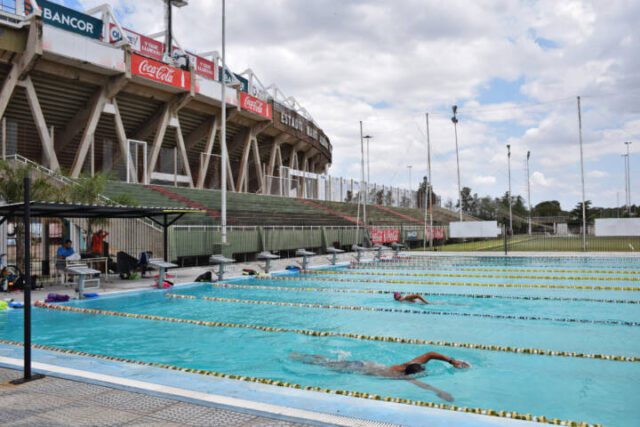 Atletas vuelven a entrenar en la pileta del polo deportivo Kempes