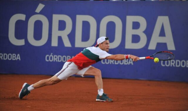 Se confirmó el listado de tenistas que protagonizarán la tercera edición del torneo ATP 250, que se disputará del 20 al 28 de febrero en el Polo Deportivo del Complejo Mario Alberto Kempes. Este martes se confirmó el listado de tenistas que protagonizarán la tercera edición del Córdoba Open ATP 250, organizado por Torneos y Octagon junto con el Gobierno de la Provincia de Córdoba, y que inaugura la gira sudamericana sobre polvo de ladrillo. El argentino Diego Schwartzman (9° del ranking ATP), finalista en la última temporada, aparece como el principal favorito y buscará el primer título en su país. El resto de los argentinos que integran la nómina son: Juan Ignacio Londero (81°), cordobés que se consagró campeón de la edición inaugural; Guido Pella (44°), cuarto cabeza de serie y subcampeón en 2019; Federico Delbonis (77°) y Federico Coria (91°). Además, Benoit Paire (28°), segundo preclasificado, será una de las grandes atracciones. El francés, ganador de tres títulos ATP sobre polvo de ladrillo, debutará en el Córdoba Open. Otro jugador que se presentará por primera vez en el certamen será Miomir Kecmanovic (42°), talentoso serbio que fue número 1 del mundo a nivel junior en 2016 y se consagró campeón del ATP de Kitzbuhel en 2020. “Estamos muy contentos con los jugadores que vendrán a la tercera edición del Córdoba Open, será un cuadro muy competitivo con múltiples protagonistas que garantizan un alto nivel de tenis”, consideró Mariano Ink, Director del Córdoba Open, quien además destacó la presencia de Diego Schwartzman: “Es un lujo que Diego, en su actual condición de Top10, lidere el torneo, así como el resto de tenistas argentinos que estarán participando”. El Córdoba Open 2021 se disputará del 20 al 28 de febrero en el Polo Deportivo del Complejo Mario Alberto Kempes. En los próximos días se confirmarán los tres invitados para participar del cuadro principal, así como los protagonistas de la clasificación que definirá a los cuatro participantes restantes. Entry list para el Córdoba Open 2021 9. Diego Schwartzman (ARG) 28. Benoit Paire (FRA) 42. Miomir Kecmanovic (SRB) 44. Guido Pella (ARG) 46. Albert Ramos-Viñolas (SPA) 56. Laslo Djere (SRB) 59. Pablo Andújar (SPA) 68. Dominik Koepfer (GER) 70. Pablo Cuevas (URU) 76. Salvatore Caruso (ITA) 77. Federico Delbonis (ARG) 79. Marco Cecchinato (ITA) 81. Juan Ignacio Londero (ARG) 83. Thiago Monteiro (BRA) 87. Pedro Martínez (SPA) 91. Federico Coria (ARG) 92. Joao Sousa (POR) 95. Gianluca Mager (ITA) 97. Roberto Carballes Baena (SPA) Sobre el CÓRDOBA OPEN El Córdoba Open es un evento oficial del circuito internacional de la ATP, perteneciente a los Torneos ATP 250. Cuenta con la organización de las empresas Torneos y Octagon junto con el Gobierno de la Provincia de Córdoba. Con este certamen comenzará la temporada de polvo de ladrillo en el circuito. Su tercera edición se disputará en el predio del Polo Deportivo Kempes y su realización está garantizada por los próximos ocho años, lo que consolida a Córdoba como una de las plazas polideportivas más activas del país.