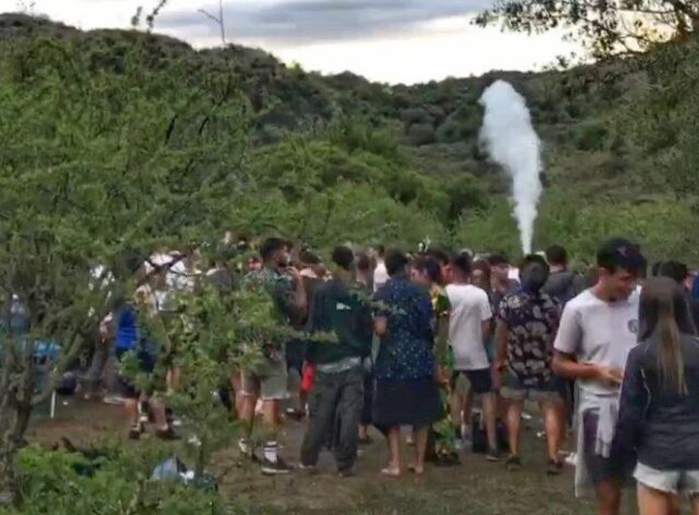 En el ligar había un centenar de personas. Comenzó el 1 al 3 de enero. Fue en la playa de los Hippies. Una fiesta clandestina que duró tres días fue desbaratada por la Policía de Córdoba. El hecho ocurrió este domingo en la zona de la Playa de los Hippies, en Cuesta Blanca. La fiesta comenzó el 1 de enero y el 3, el Cuerpo Especial de la fuerza junto con Bomberos llegó al lugar y disipó a la concurrencia. los asistentes y organizadores respondieron con insultos al pedido de la dueña del terreno para que termine la fiesta.
