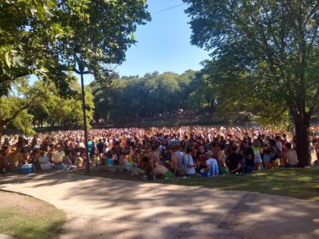 Cientos de jóvenes coparon los balnearios de Santa Rosa de Calamuchita-La Ola Digital