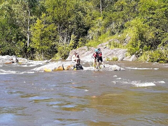 Un grupo de personas debió ser rescatada luego de quedar atrapadas por la creciente-La Ola Digital