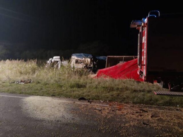 Se trata de un joven de 23 años. La colisión fua a la altura de la localidad de El Fortín. El otro conductor de 32 fue llevado a La Varillas. Un hombre perdió la vida en un choque frontal entre dos camiones y el otro conductor quedó gravemente herido. Ocurrió hoy alrededor de las 4 de la madrugada sobre ruta provincial 13, kilómetro 163, en cercanías a la localidad de El Fortín. El camión Volskwagen conducido por un joven de 23 años chocó de frente contra otro camión que era conducido por un chofer de 32 años. Néstor Fabián Amaya perdió la vida, mientras que el otro fue llevado a un centro de salud de Las Varillas.