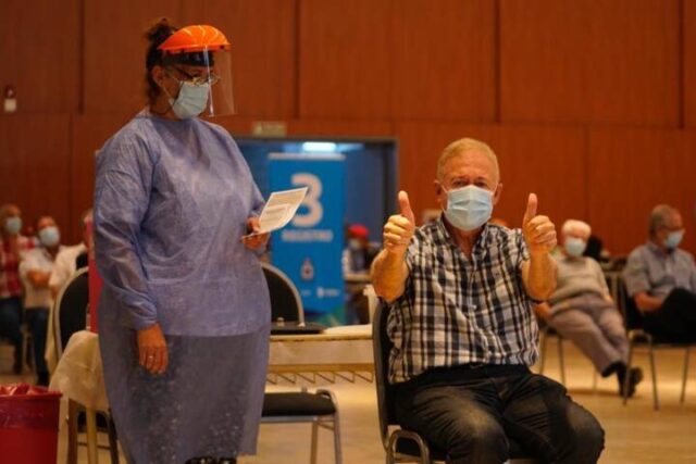 Córdoba ya vacunó a los primeros profesionales de salud mayores de 60 años