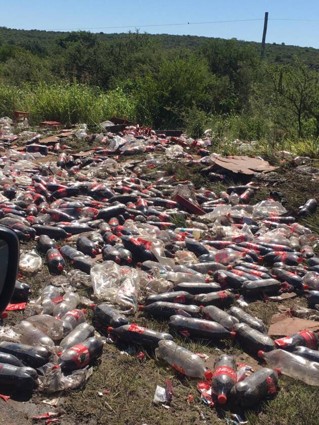 Un camión de gaseosas volcó su carga en El Quebracho-La Ola Digital