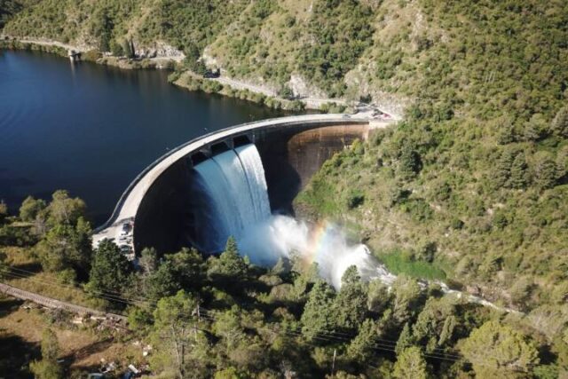 El Dique los Molinos superó el nivel del vertedero