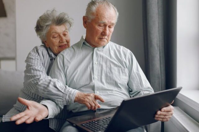 ¿Cómo anotarte para recibir la vacuna contra el COVID-19 si tenés más de 70 años?-La Ola Digital