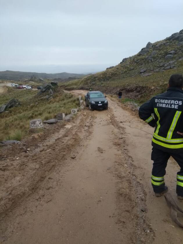 Una camioneta se desbarrancó camino a Cerro Áspero-La Ola Digital