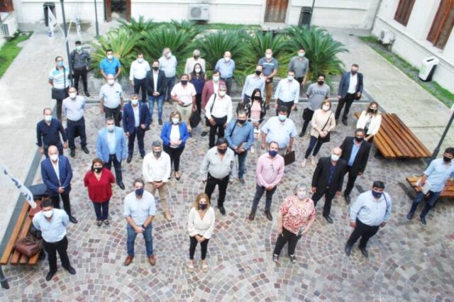 Estévez encabezó una delegación de 40 intendentes cordobeses en Buenos Aires