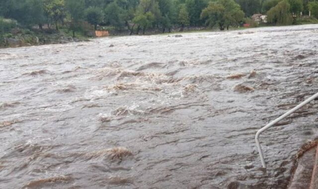 Defensa Civil alertó por la crecida de ríos serranos