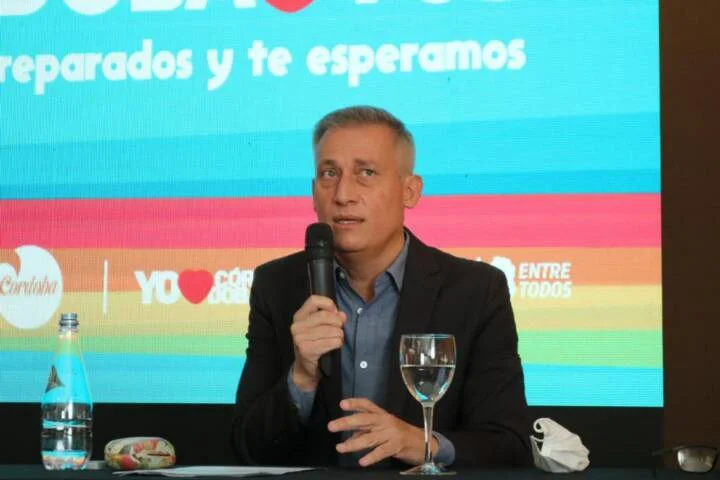 Así lo anunciaron desde la Agencia Córdoba Turismo. Se realizará bajo un especifico protocolo de funcionamiento. Córdoba quedó habilitada formalmente para el turismo MICE (Reuniones, Incentivos, Corporativos, Ferias y Exposiciones). La noticia fue anunciada este miércoles en conferencia de prensa que encabezaron el presidente de la Agencia Córdoba Turismo, Esteban Avilés, por el titular del Córdoba Convention and Visitors Bureau, Daniel Quinteros. En conferencia de prensa, el presidente de la Agencia Córdoba Turismo, Esteban Avilés afirmó: “Quiero destacar que Córdoba es la primera provincia del país en obtener la apertura del turismo de convenciones, a través de esta herramienta que hemos trabajado con las cámaras, asociaciones y las autoridades sanitarias de la provincia”. Además, la máxima autoridad de la cartera del turismo expresó: “El turismo de reuniones hubiese significado para Córdoba en el 2020, un ingreso de nueve mil millones de pesos. Imagínense lo que impacta en nuestra economía, por eso, hoy estamos listos y el desafío es generar futuras postulaciones. También, hemos trabajado para recuperar el hub aéreo, fortaleciendo el tráfico en base al trabajo en conjunto y que sabemos que lo vamos a lograr en un corto plazo”. La vuelta de la actividad ferial y la organización de congresos, suspendidos por la pandemia, se realizará bajo un especifico protocolo de funcionamiento, resultado del trabajo mancomunado del sector público, privado y académico de toda Córdoba, que, además, seguirá los lineamientos de los protocolos nacionales. Las sedes de congresos, ferias y convenciones tendrán un 40% del aforo de acuerdo a la capacidad de cada una. Por otra parte, vale destacar el trabajo que viene realizando la industria, a pesar de ser uno de los más afectados por la pandemia, para ajustar la actividad a la nueva normalidad.