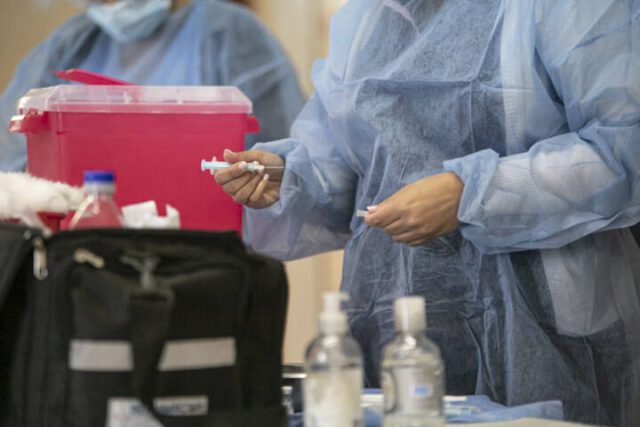 Este lunes 22 continúa el cronograma de vacunación para los grupos establecidos y que hayan recibido turno previo. Desde el martes comenzará la vacunación de las personas mayores de 70 años en la Ciudad de Córdoba. El ministerio de Salud de la Provincia informa este lunes 22 de febrero, continúa el cronograma de vacunación para los grupos establecidos y que hayan recibido turno previo. En ese sentido se inmunizará, tanto en Capital como en el interior provincial, a personal sanitario y docentes de los diferentes niveles educativos de más de 60 años. En tanto que, el día martes y como ya se anticipara, comenzará la vacunación de las personas mayores de 70 años en la ciudad de Córdoba. En el interior provincial se iniciará la colocación de las dosis para este mismo grupo etario en el transcurso de la semana. Asimismo, se hace saber que, en el día de la fecha la autoridad sanitaria provincial comenzó a notificar a los cordobeses – mayores de 70 años – que se inscribieron vía online y residen en la capital, informando día, hora y lugar de vacunación. Se reitera, que la persona que no ha recibido notificación del Ministerio de Salud con el respectivo turno no debe asistir a los vacunatorios, dado que no podrá ser inmunizado. Recordamos que, quienes deseen vacunarse y aún no se han registrado podrán realizar el trámite ingresando a: https://vacunacioncovid19.cba.gov.ar o llamando al 0800-122-1444 opción 4. Para realizar este trámite deberá contar con Ciudadano Digital (CiDi) nivel 1. Cabe recordar, que habiéndose inscripto, oportunamente la autoridad sanitaria enviará un e-mail o SMS informándole el día, hora y lugar donde recibirá la vacuna. Por último, es importante señalar que al día de la fecha se han otorgado 15.000 turnos para que cordobeses mayores de 70 años y que residen en la Capital, reciban la vacuna contra el coronavirus entre este martes 23 de febrero y el lunes 1 de marzo.