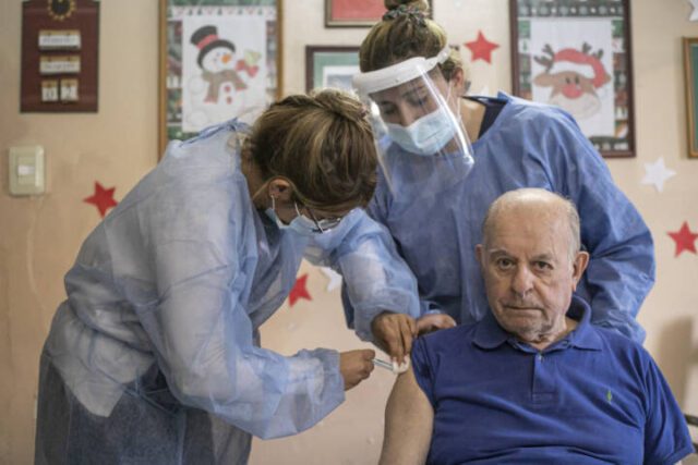 Comenzó la campaña de vacunación contra el Covid en residencias de adultos mayores