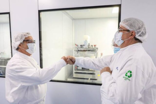 El presidente visitó el laboratorio mexicano que produce junto a otro argentino la vacuna de Oxford-AstraZeneca para la región. El presidente Alberto Fernández recorrió ayer en la ciudad de México las instalaciones de Laboratorios Liomont. Este tiene a su cargo completar el proceso de fabricación y envasado de la vacuna contra el Covid-19 que desarrollaron la Universidad de Oxford y la empresa sueco-británica AstraZeneca, cuya sustancia activa destinada a la región se produce en mAbxience biotech Argentina. El mandatario, que visita México con motivo de la conmemoración de sus 200 años de independencia, fue recibido por el canciller mejicano Marcelo Ebrard; el gobernador del Estado de México, Alfredo del Mazo Maza; el titular del Consejo Directivo de la Fundación Carlos Slim, Marco Antonio Slim Domit; y el director del laboratorio, Alfredo Rimochi. Acompañado por este último, Fernández recorrió varias salas de la planta farmacéutica ubicada en la alcaldía de Chuajimapla de Morelos, entre ellas las cámaras refrigerantes del componente enviado desde la Argentina. El 12 de agosto del año pasado, el Jefe de Estado anunció que la producción latinoamericana de dosis de la sustancia activa de la vacuna iba a estar a cargo de la Argentina y de México, tras un encuentro que mantuvo en la Residencia de Olivos con representantes de la farmacéutica AstraZeneca y de la biotecnológica mAbxience del Grupo INSUD, las cuales días antes habían firmado un acuerdo de transferencia de tecnología. En este contexto y como parte del mencionado convenio, mAbxience fabrica en nuestro país la sustancia activa y el laboratorio mexicano Liomont completa el proceso de formulación y acabado.