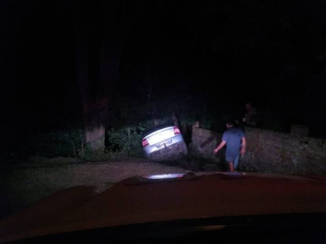 Rescate de un auto con riesgo de vuelco y derrumbe hacia el río en Santa Rosa-La Ola Digital