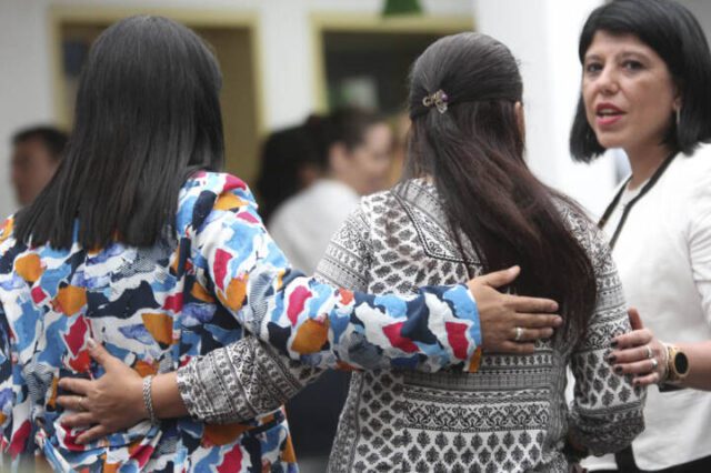 Desde el 8 de marzo, el Ministerio de Salud desarrollará distintas propuestas relacionadas a la salud de las mujeres. Habrá actividades para la comunidad y para los equipos de salud. En el marco de las actividades del Mes de la Mujer, dependencias del Ministerio de Salud de la Provincia llevarán a cabo diversas propuestas para profesionales de la sanidad y la comunidad. Una de las áreas que participará de este cronograma es la Dirección de Jurisdicción de Maternidad e Infancia, y sus distintos programas. En la jornada del 8 de marzo, el Programa Provincial de Adolescencias, a través del dispositivo #PorAcáSí trabajará la consigna ¿Y si cambiamos estereotipos por más salud? La iniciativa busca dialogar sobre ciertos mandatos sociales relacionados a cómo deben ser o comportarse las mujeres, los cuales pueden afectar su salud y generar violencias. Además, durante todo el mes se difundirán mensajes relacionados a la salud integral de las mujeres adolescentes. Para el equipo de salud, desde este Programa Provincial se realizará una capacitación sobre Interrupción voluntaria del embarazo IVE y sobre interrupción legal de embarazo ILE con abordaje específico en adolescencia. La actividad se realizará de manera virtual, el martes 23, por la mañana, y los profesionales serán convocados por el equipo de especialistas. Desde el Programa de Reproducción Médicamente Asistida, en el marco también del mes de la endometriosis, se compartirán mensajes dirigidos a la comunidad para sensibilizar sobre este problema de salud que afecta a 1 de cada 10 mujeres en edad reproductiva. En tanto el martes 16, de 17 a 19.30, se ofrecerá una capacitación sobre endometriosis para profesionales de salud. La actividad es libre y gratuita, con inscripción previa, por mail a fertilidadcba@gmail.com. El 30 de marzo, desde Maternidad e Infancia se ofrecerá también una charla sobre lactancia y trabajo. Y durante todo el mes, desde esta área se buscará sensibilizar a través de mensajes en las redes sociales del Ministerio de Salud –Facebook– Twitter– Instagram -respecto a la corresponsabilidad en los cuidados cotidianos de los más pequeños. Asimismo, la Subsecretaría de discapacidad, rehabilitación e inclusión abordará la temática “Mujer, Discapacidad y Derechos«, en su página de Facebook. En tanto la Secretaría de Prevención y Asistencia de las Adicciones sumará una capacitación sobre consumo y género, destinada a equipos técnicos y público en general. La invitación es para este ocho de marzo, desde las 12, y el acceso será desde las redes sociales de la Secretaría. Por su parte, el Hospital Misericordia este lunes 8 instalará una posta saludable en su edificio, donde entregará folletería y ofrecerá test para la detección de infecciones de transmisión sexual. Asimismo, dispondrá de cartelería alusiva a la temática durante todo el mes. Otro de los hospitales provinciales que sumará propuestas es el Florencio Díaz. También el lunes 8, desde las 9, ofrecerá un recital a cargo de la cantautora cordobesa Maru Chamella en el ingreso del edificio. A continuación, los servicios de Salud Mental, Trabajo social y Adolescencia realizarán una intervención en sala de espera con material lúdico referido a derechos y participación de las mujeres, iniciativa que continuará hasta el 12 de marzo. En el interior provincial, el Hospital San Antonio de La Carlota, de manera conjunta con la Municipalidad, habilitará la mesa de diálogo “Punto Mujer”, el martes nueve de marzo, a las 19.30, en el Teatro Municipal de Cultura. Además, el hospital prevé instalar un circuito de salud para ofrecer a las mujeres atención de laboratorio, odontológica, oftalmológica, ginecológica, nutricional y control de vacunas. Por su parte, el Hospital Materno Infantil de La Calera ofrecerá este lunes, en la sala de espera, la Jornada de sensibilización «Mujeres líderes: por un futuro igualitario en el mundo de la Covid-19».