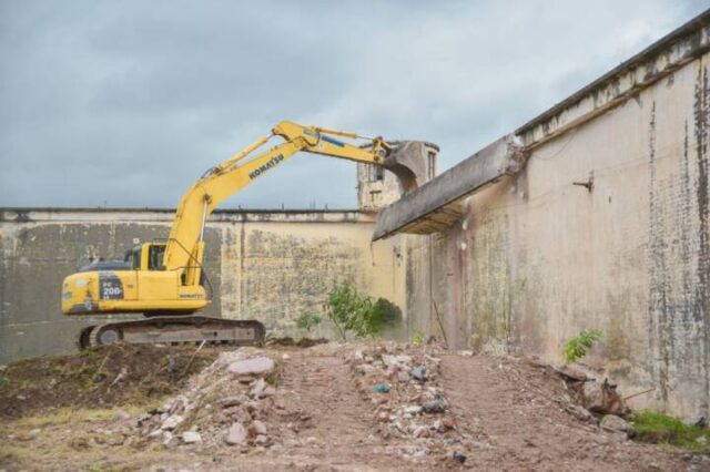 Ex Cárcel San Martín: comenzó la demolición del muro perimetral