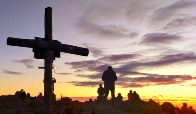En algunas localidades, las reservas llegan al 98% de acuerdo a lo informado por las secretarías de turismo local. Calamuchita tiene entre el 80 y 90% de reservas. La Agencia Córdoba Turismo (ACT) informó que los números de reservas para el fin de semana largo de Semana Santa son alentadores. Las estimaciones surgen de lo informado por las secretarias de turismo locales, en base a las reservas efectuadas y al número de consultas recibidas hasta el momento. “Hemos trabajado mucho en la difusión de la oferta de Semana Santa, con campañas, acciones de promoción y prensa tanto para Córdoba como para el país. Y estamos seguros que Córdoba volverá a ser uno de los destinos más elegidos, por su naturaleza, por sus servicios, por su propuesta cultural y religiosa y la calidez que nos caracteriza”, dijo el presidente de la ACT, Esteban Avilés. Para trasladarse por el territorio provincial, los visitantes deberán tramitar el Certificado Verano o registrarse en la App Cuida para ingresar a Córdobar. Esto abarca a los turistas que provengan de otras provincias y a quienes están domiciliados en Córdoba. La ACT aclaró que no se exigirá cuarentena, test negativo, ni seguro Covid-19 a los turistas de otras provincias. En cuanto al movimiento para el fin de semana, por el lado del Valle de Punilla, Villa Carlos Paz, su puerta de acceso y sin duda la ciudad con mayor cantidad de plazas hoteleras, tiene reservas por un 70%, La Cumbre registra el 87% de pedidos de reserva, La Falda un 70%, Capilla del Monte un 85%, Huerta Grande 70% y Valle Hermoso un 86%. En el Valle de Traslasierra, su ciudad emblemática, Mina Clavero, tiene reservado el 55% de su capacidad y Nono un 77%. Mientras que por el lado de Ansenuza Miramar registra el 99% de sus plazas reservadas, con gran cantidad de consultas. Mientras tanto, en el Valle de Calamuchita, todas las localidades relevadas informaron buen nivel de reservas. Santa Rosa tiene un 80%; Los Reartes, 90,69% y Villa General Belgrano, 90%. En tanto que Villa Rumipal, registra un 76%; Yacanto, 65%; y La Cumbrecita, 98%. Otras de las ciudades que informaron su nivel de reservas para Semana Santa son Río Ceballos, con un 60%, y Alta Gracia con un 86%. Mientras que la ciudad de Córdoba Capital, que en esta fecha es uno de los destinos más elegidos y posee un importante número de plazas, tiene reservas de casi un 90% y subiendo. Los secretarios de turismo locales destacaron que los alojamientos más categorizados son los más requeridos y subrayaron la gran cantidad de consultas que tienen para Semana Santa, lo que genera altas expectativas.