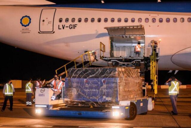 Coronavirus: Arribó el primer avión de Aerolíneas Argentinas con 517.500 dosis de la vacuna Sputnik V