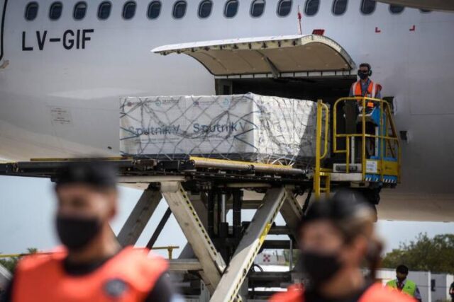 Coronavirus: Arriba el avión de Aerolíneas Argentinas con 500.000 dosis de la vacuna Sputnik V