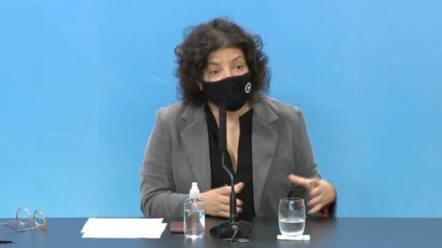 Fueron declaraciones de la ministra de Salud, quién sostuv que hay "un aumento sostenido y acelerado" y que "las próximas tres semanas son clave" La ministra de Salud, Carla Vizzotti, dijo este martes que se registra "un aumento sostenido y acelerado" de casos de coronavirus en el país y ratificó que "la segunda ola ya es un hecho". "Esta situación no excede al contexto global", dijo la ministra en una rueda de prensa en Casa de Gobierno, en la que destacó que "hay un aumento importante de demanda espontánea y una tensión en algunas regiones en el sistema de salud". Vizzotti destacó que la Argentina "haya empezado a vacunar antes del aumento de casos y del instalamiento de esta segunda ola", y precisó que ya se inmunizó el 90 por ciento del personal de salud en todo el país con una dosis. La ministra dijo que esta tarde "se terminarán de consensuar las medidas que se van a implementar" y afirmó que se tratará de iniciativas "localizadas y transitorias, sin impactar en medidas productivas comerciales y acciones de esparcimiento que no son fuente de infección, y tratando de impactar lo menos posible en la educación y la presencialidad". Vizzotti dijo que "las próximas tres semanas son clave" en el marco de la segunda ola de coronavirus en el país y, en ese sentido, afirmó que se necesita "bajar la transmisión del virus para vacunar a quienes tienen más riesgo" en ese lapso de tiempo.