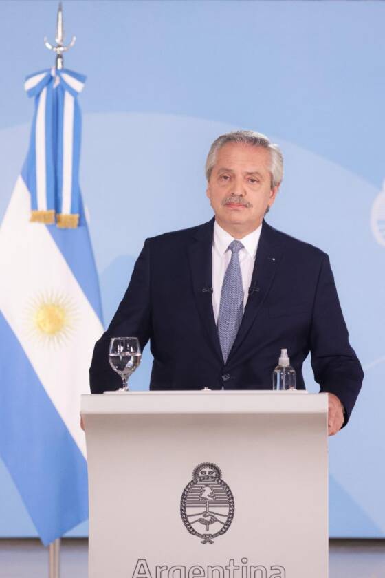 El presidente Alberto Fernández anunció esta noche una serie de medidas de prevención contra el avance del coronavirus en lo que consideró “el peor momento de la pandemia” y volvió a pedir a la población un nuevo esfuerzo para bajar la circulación, disminuir los contagios y aliviar la carga del sistema de salud. “Estamos viviendo el peor momento desde que comenzó la pandemia. Ustedes saben que recorro el país y también saben que conozco las enormes dificultades que atravesamos. Estamos teniendo la mayor cantidad de casos y de fallecidos. Debemos asumir seriamente lo crítico de este tiempo y no naturalizar tanta tragedia”, pidió Fernández.