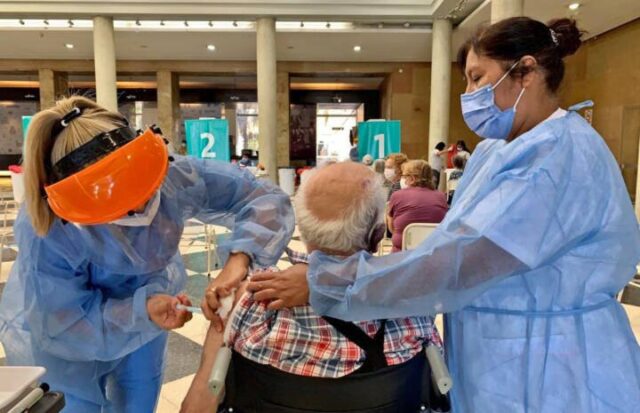 Mayores de 70 podrán recibir la primera dosis contra el Covid-19 sin turno previo