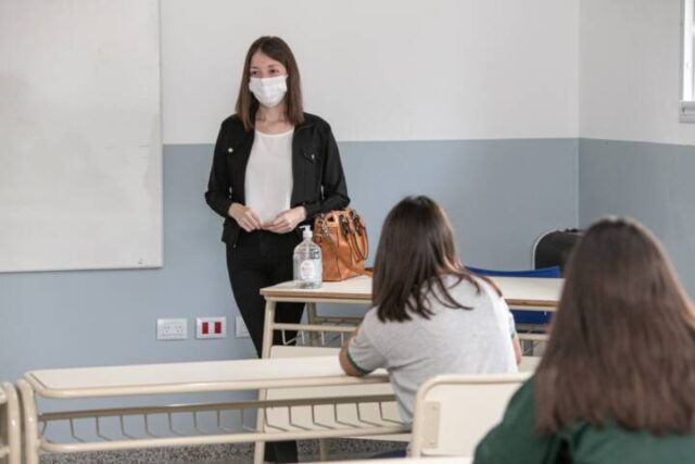 Docentes: desde el 28 de julio se podrán inscribir en la LOM 2022