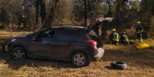Un auto perdió el control en Embalse y acabó contra un árbol-La Ola Digital