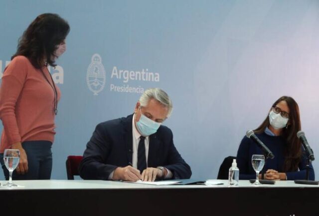 “Estamos decididos a que se termine cualquier tipo de discriminación en la Argentina”, además indicó que “la necesidad de una democracia donde la diversidad exista inexorablemente”. El presidente Alberto Fernández afirmó que ”cada vez que en la Argentina ampliamos derechos somos una mejor sociedad, somos una mejor comunidad”, al encabezar este mediodía en el Museo del Bicentenario de la Casa Rosada el acto de firma del decreto de promulgación de la Ley 27.636 de promoción del acceso al empleo formal para personas travestis, transexuales y transgénero “Diana Sacayán-Lohana Berkins”. La norma contempla, entre otras reivindicaciones, que los tres poderes del Estado nacional, los ministerios públicos, los organismos descentralizados o autárquicos, los entes públicos no estatales y las empresas y sociedades del Estado deben ocupar una proporción no inferior al 1% de su personal con personas de ese colectivo. El Jefe de Estado reafirmó “la necesidad de una democracia donde la diversidad exista inexorablemente”, pero dentro la cual “tiene que haber puntos de encuentro que nos unan. Uno de esos puntos de encuentro es dejar de marginar al otro; uno de esos puntos de encuentro es terminar con la cultura del descarte; uno de esos puntos de encuentro es entender que las minorías tienen derechos y que las mayorías deben reconocerles esos derechos”. “Estamos decididos a que se termine cualquier tipo de discriminación en la Argentina”, dijo Fernández, quien estuvo acompañado por la ministra de las Mujeres, Géneros y Diversidad, Elizabeth Gómez Alcorta; la secretaria Legal y Técnica, Vilma Ibarra, y la subsecretaria de Políticas de Diversidad, Alba Rueda. Asimismo, invitó a los empresarios a que también se sumen y aseveró que “desde el Estado vamos a promover que lo hagan, que sumen personas trans a sus cuerpos de trabajo, a su fuerza laboral”. En tanto, la ministra Gómez Alcorta señaló que “esta ley viene a reparar dolores, a pagar una deuda que teníamos como sociedad, y viene a reconocer y ampliar derechos”, ya que “era imprescindible una agenda prioritaria que incorporara la perspectiva de diversidad a las políticas públicas”. Señaló también que la norma “expresa altos niveles de consenso social” y afirmó que “eso lleva a la Argentina a estar a la vanguardia mundial, y es un motivo de orgullo de todos, todas y todes los que integramos esta sociedad”. Por su parte, Alba Rueda afirmó que “es un día histórico para el movimiento travesti-trans” ya que “esta ley tiene que ver con la reivindicación de este movimiento como un sujeto político de derechos que ha sabido construir democracia hoy en la Argentina”. “Tiene que ver con la comprensión de nuestras condiciones de desigualdad estructural y con poder reivindicar nuestra identidad como parte fundamental de la democracia”, enfatizó la Subsecretaria. Participaron también autoridades y miembros de las cámaras de Diputados y Senadores de la Nación e integrantes de organizaciones de derechos de la diversidad. La normativa votada en el Congreso convirtió en ley una política pública implementada por el presidente Alberto Fernández, quien a través del decreto 721/20 ya había establecido el Cupo Laboral Travesti-Trans en el Sector Público Nacional. La misma lleva el nombre de “Diana Sacayán-Lohana Berkins” en conmemoración de sus impulsoras junto con las organizaciones LGBTI+ y defensoras de los derechos humanos, y constituye un paso fundamental en la reparación de las desigualdades históricas y estructurales que existen en la sociedad respecto a la población travesti-trans. Para que una proporción no inferior al 1 % de la totalidad de su personal con personas travestis, transexuales y transgénero forme parte de la planta del Estado, los organismos públicos deberán establecer reservas de puestos de trabajo a ser ocupados exclusivamente por personas de ese colectivo, y promover acciones de concientización y sensibilización en los ámbitos laborales. La normativa prevé a su vez incentivos para que también el sector privado que cumpla con esta normativa y promueve líneas de acceso al crédito desde el Banco de la Nación de la República Argentina para esta población. Además, determina que el requisito de terminalidad educativa no puede resultar obstáculo para el ingreso y permanencia en el empleo, y que si las personas aspirantes a los puestos de trabajo no completaron su educación, se permitirá su ingreso con la condición de cursar el o los niveles educativos requeridos y finalizarlos.