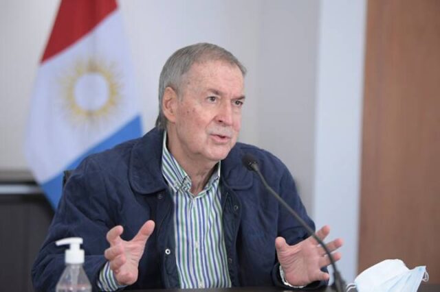 Schiaretti encabezó la presentación del ente que funcionará en el departamento Río Segundo. El lanzamiento se realizó en el marco del Día Internacional de la Conservación de Suelos. Durante el acto, se entregaron maquinarias por un total de 23 millones de pesos. El gobernador Juan Schiaretti encabezó este miércoles la presentación y puesta en marcha del segundo consorcio de Gestión Integrada de Cuencas Hídricas “Río Segundo”, que se realizó en la ciudad de Oncativo, en el marco del Día Internacional de la Conservación de Suelos. El ente tiene como objetivo promover el manejo coordinado y racional de los recursos naturales de la región mediante planes, programas, proyectos y obras, orientados a la resolución integrada de la problemática hídrica, agropecuaria y de infraestructura. Participaron del acto el ministro de Agricultura y Ganadería, Sergio Busso; el intendente local, Gastón Ré; ministros y legisladores provinciales; el presidente del Colegio de Ingenieros Agrónomos, Daniel Cavalín; el director regional de INTA Córdoba, Juan Cruz Molina; representantes de la mesa de enlace, productores de la zona y demás autoridades. Al respecto, el mandatario dijo: “La verdad que iniciar el Día Internacional de Conservación de Suelos de esta forma en Córdoba es muy bueno porque significa que para nosotros la ecología, el medio ambiente y la producción sustentable son ejes innegociables. Por eso hoy están representados todos sectores para trabajar nuestro objetivo en común y hacer una producción agropecuaria sustentable; esto es cuidar el sector dinámico de la economía cordobesa: producción agroalimentaria”.